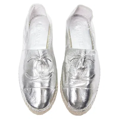 Pre-owned Chanel Laminated Goatskin Cc Logo Jute Espadrilles In Silver