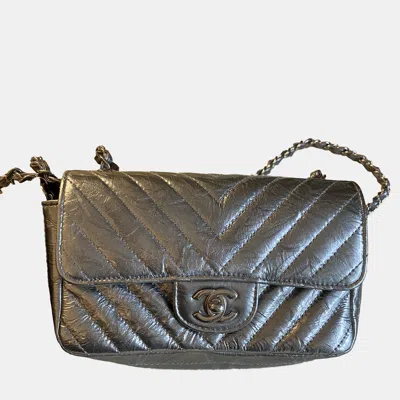 Pre-owned Chanel Large Mini Chevron Liquid Silouis Vuittoner In Silver