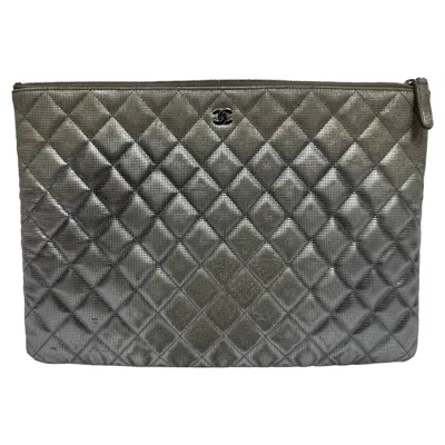 Pre-owned Chanel Large O Case Pixel Effect Quilted Clutch In Silver Calfskin Leather