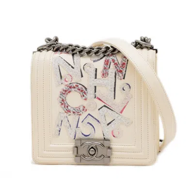 Pre-owned Chanel Leather Canvas Shoulder Bag () In White