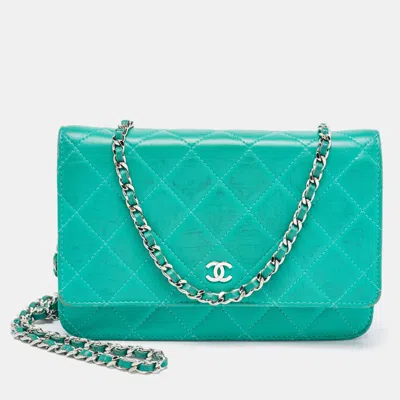 Pre-owned Chanel Leather Cc Wallet On Chain In Green