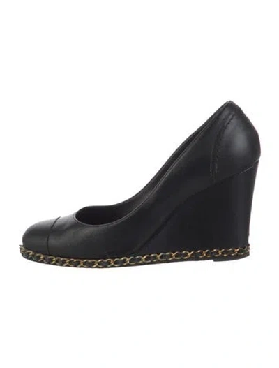 Pre-owned Chanel Leather Chain-link Accents Pumps In Black