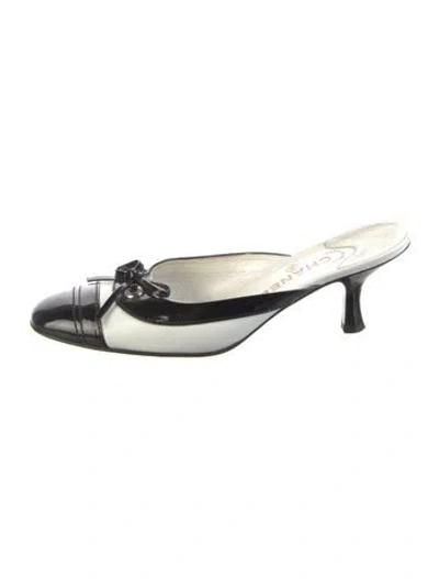 Pre-owned Chanel Leather Colorblock Pattern Mules In Black
