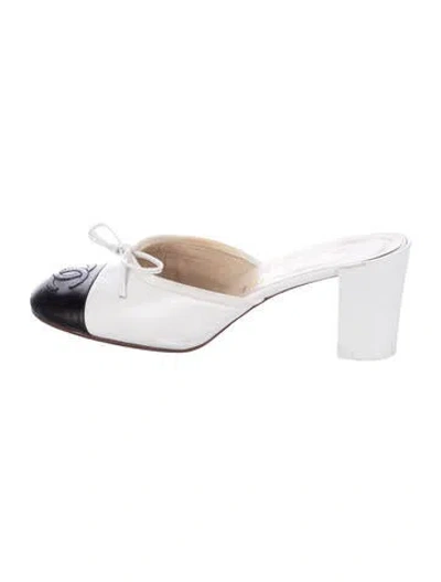 Pre-owned Chanel Leather Colorblock Pattern Mules In White