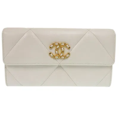 Pre-owned Chanel Leather Long Wallet (tri-fold) () In White