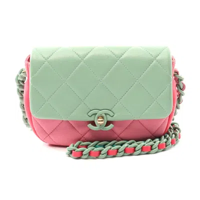 Pre-owned Chanel Leather Matelasse Shoulder Bag In Green