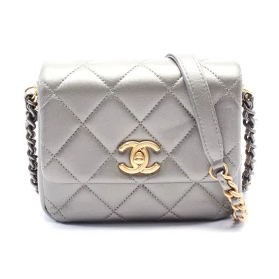 Pre-owned Chanel Leather Matelasse Shoulder Bag In Silver