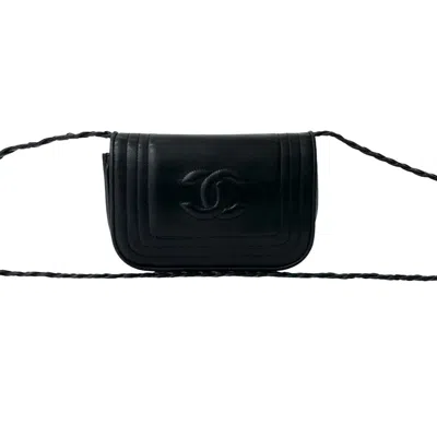 Pre-owned Chanel Leather Pochette Shoulder Bag () In Black
