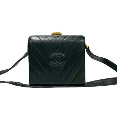 Pre-owned Chanel Leather Pochette Shoulder Bag () In Black