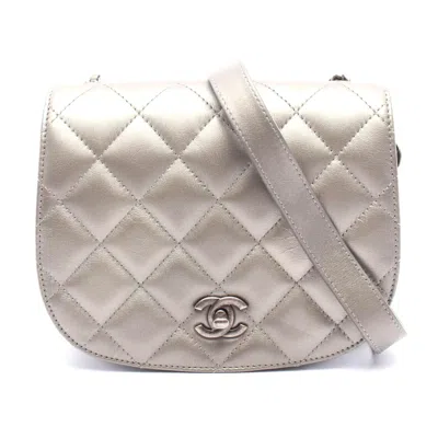 Pre-owned Chanel Leather Shoulder Bag In Gold