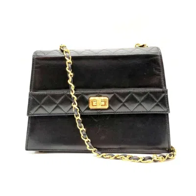 Pre-owned Chanel Leather Shoulder Bag () In Black