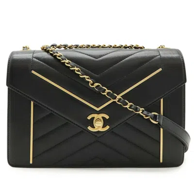 Pre-owned Chanel Leather Shoulder Bag () In Black