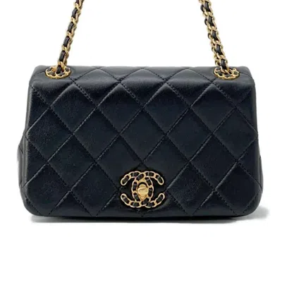 Pre-owned Chanel Leather Shoulder Bag () In Black