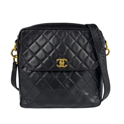 Pre-owned Chanel Leather Shoulder Bag () In Black