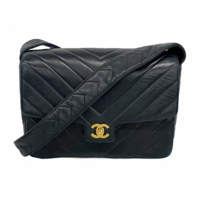 Pre-owned Chanel Leather Shoulder Bag () In Black