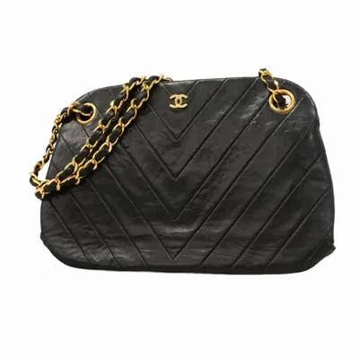 Pre-owned Chanel Leather Shoulder Bag () In Black