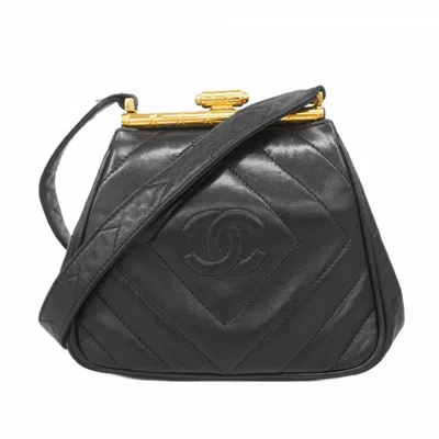 Pre-owned Chanel Leather Shoulder Bag () In Black