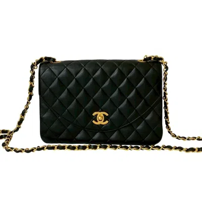Pre-owned Chanel Leather Shoulder Bag () In Black