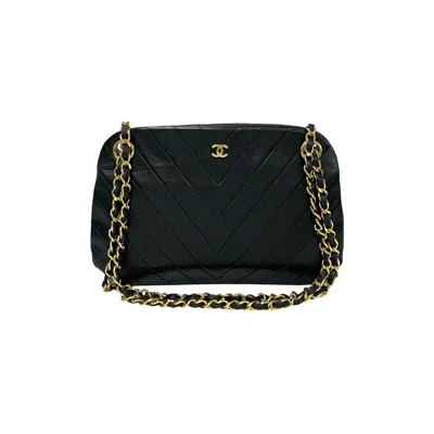 Pre-owned Chanel Leather Shoulder Bag () In Black