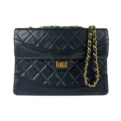 Pre-owned Chanel Leather Shoulder Bag () In Black