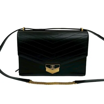Pre-owned Chanel Leather Shoulder Bag () In Black