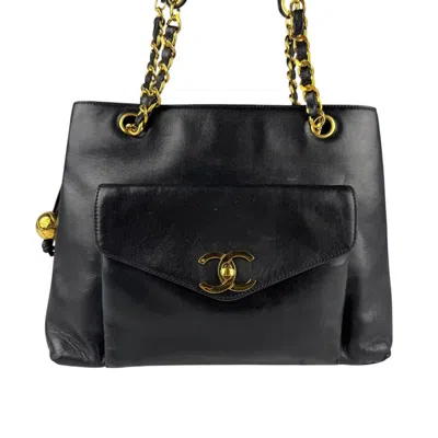 Pre-owned Chanel Leather Shoulder Bag () In Black
