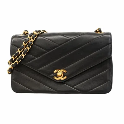 Pre-owned Chanel Leather Shoulder Bag () In Black