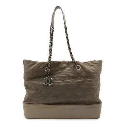 Pre-owned Chanel Leather Shoulder Bag () In Gray