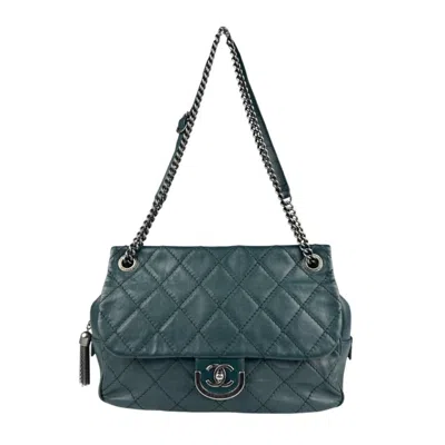 Pre-owned Chanel Leather Shoulder Bag () In Green