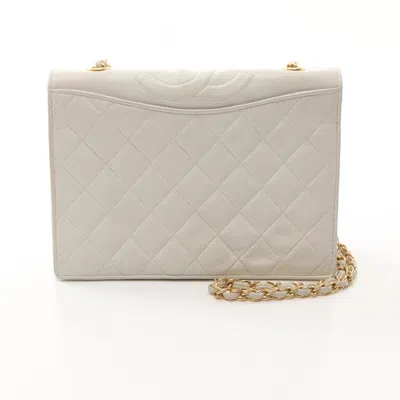 Pre-owned Chanel Leather Shoulder Bag () In White