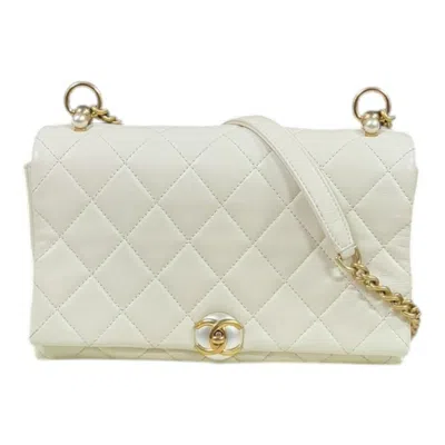 Pre-owned Chanel Leather Shoulder Bag () In White