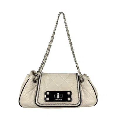Pre-owned Chanel Leather Shoulder Bag () In White