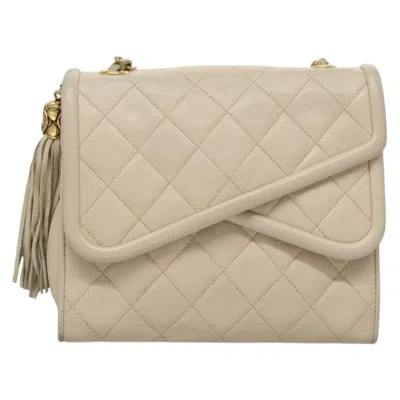 Pre-owned Chanel Leather Shoulder Bag () In White