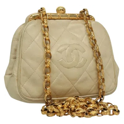 Pre-owned Chanel Leather Shoulder Bag () In White