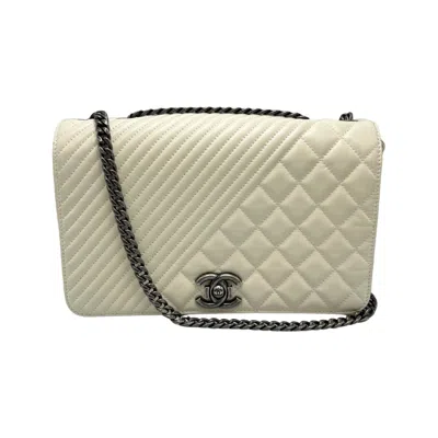 Pre-owned Chanel Leather Shoulder Bag () In White
