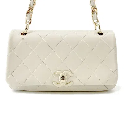 Pre-owned Chanel Leather Shoulder Bag () In White