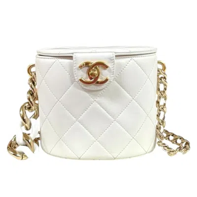 Pre-owned Chanel Leather Shoulder Bag Vanity Bag () In White
