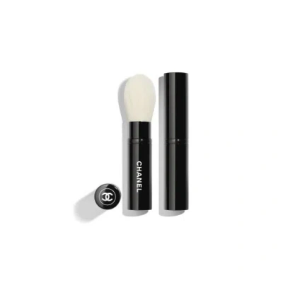 Chanel Les Pinceaux De  Retractable Highlighter Brush N°111 In White
