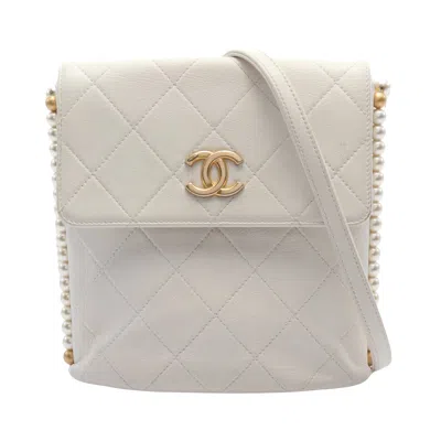 Pre-owned Chanel Matelasse Fake Pearl Shoulder Bag Shoulder Bag Leather White Gold Hardware