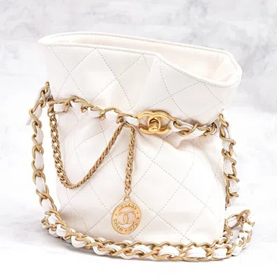 Pre-owned Chanel Matelasse Leather Shoulder Bag () In White
