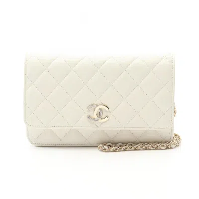 Pre-owned Chanel Matelasse Leather Shoulder Bag () In White