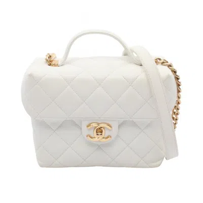 Pre-owned Chanel Matelasse Leather Shoulder Bag () In White