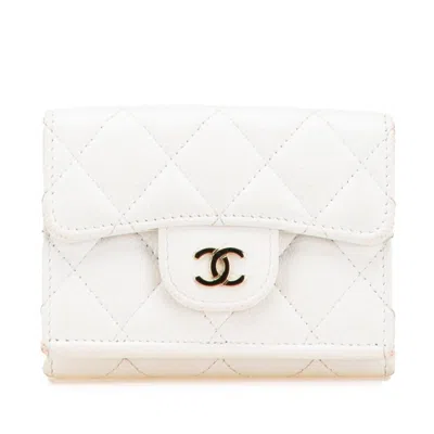 Pre-owned Chanel Matelasse White Grained Calfskin Wallet (tri-fold) ()