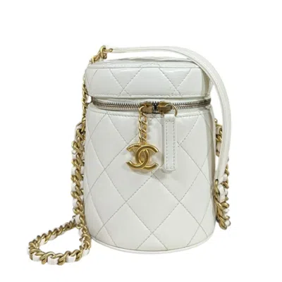 Pre-owned Chanel Matelasse White Leather Shoulder Bag ()