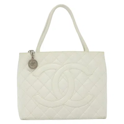 Pre-owned Chanel Medaillon Leather Tote Bag () In White