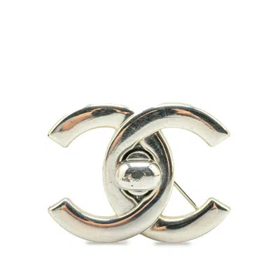 Pre-owned Chanel Metal Brooch () In Gold