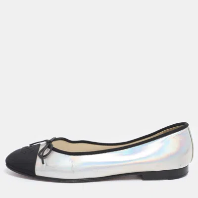 Pre-owned Chanel Metallic Canvas And Iridescent Leather Cc Ballet Flats Size 39 In Silver