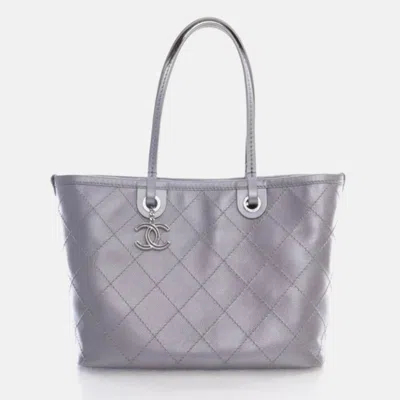 Pre-owned Chanel Metallic Caviar Fever Tote In Silver