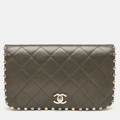 Pre-owned Chanel Metallic Grey Quilted Leather Bubble Flap Clutch In Gray