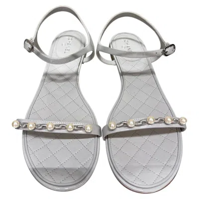 Pre-owned Chanel Nwob  White Patent Pearl Chain Embellished Sandals Sz.41